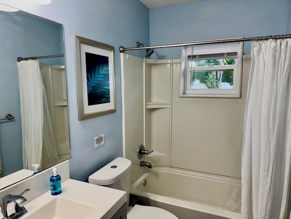 Shower, hair dryer, towels, soap - Ocean Breeze Retreat – Walk to the Beach! (St. Augustine)