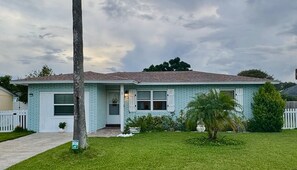 Exterior - Ocean Breeze Retreat – Walk to the Beach! (St. Augustine)