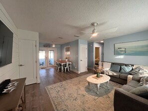 TV - Ocean Breeze Retreat – Walk to the Beach! (St. Augustine)