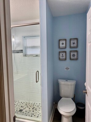 Shower, hair dryer, towels, soap - Ocean Breeze Retreat – Walk to the Beach! (St. Augustine)