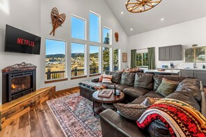 Smart TV, chimenea, tenis de mesa y libros
