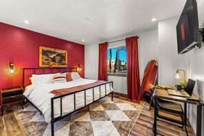 Työpöytä, vauvan matkasänky, ilmainen Wi-Fi, vuodevaatteet