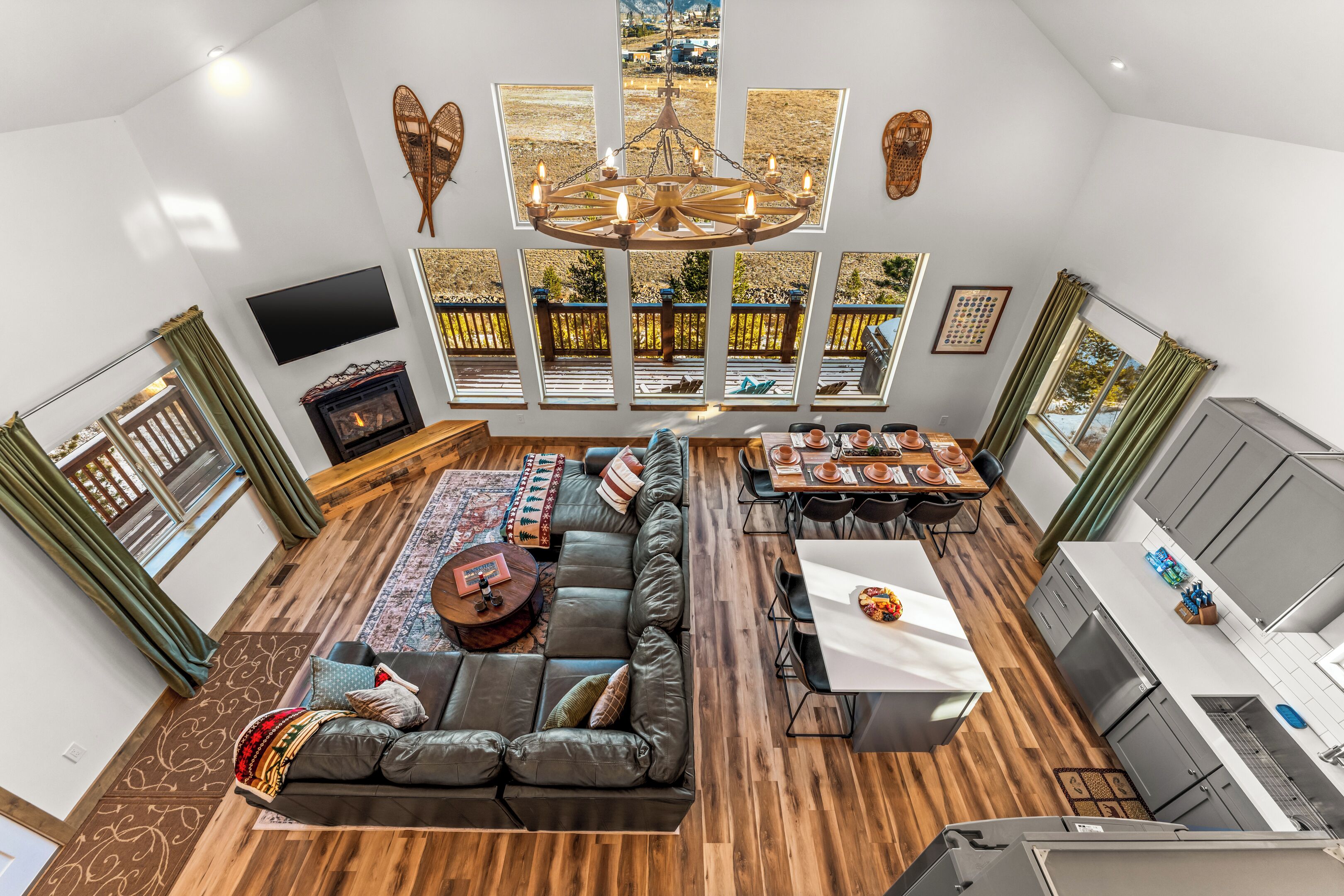 Amplia sala de estar con un sofá grande, una mesa de comedor y una zona de cocina.