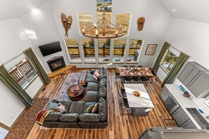 Smart TV, chimenea, tenis de mesa y libros