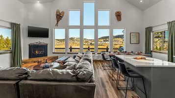 TV connectée, cheminée, table de tennis de table, livres