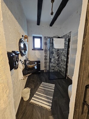 Bruser, miljøvenlige toiletartikler, hårtørrer, håndklæder