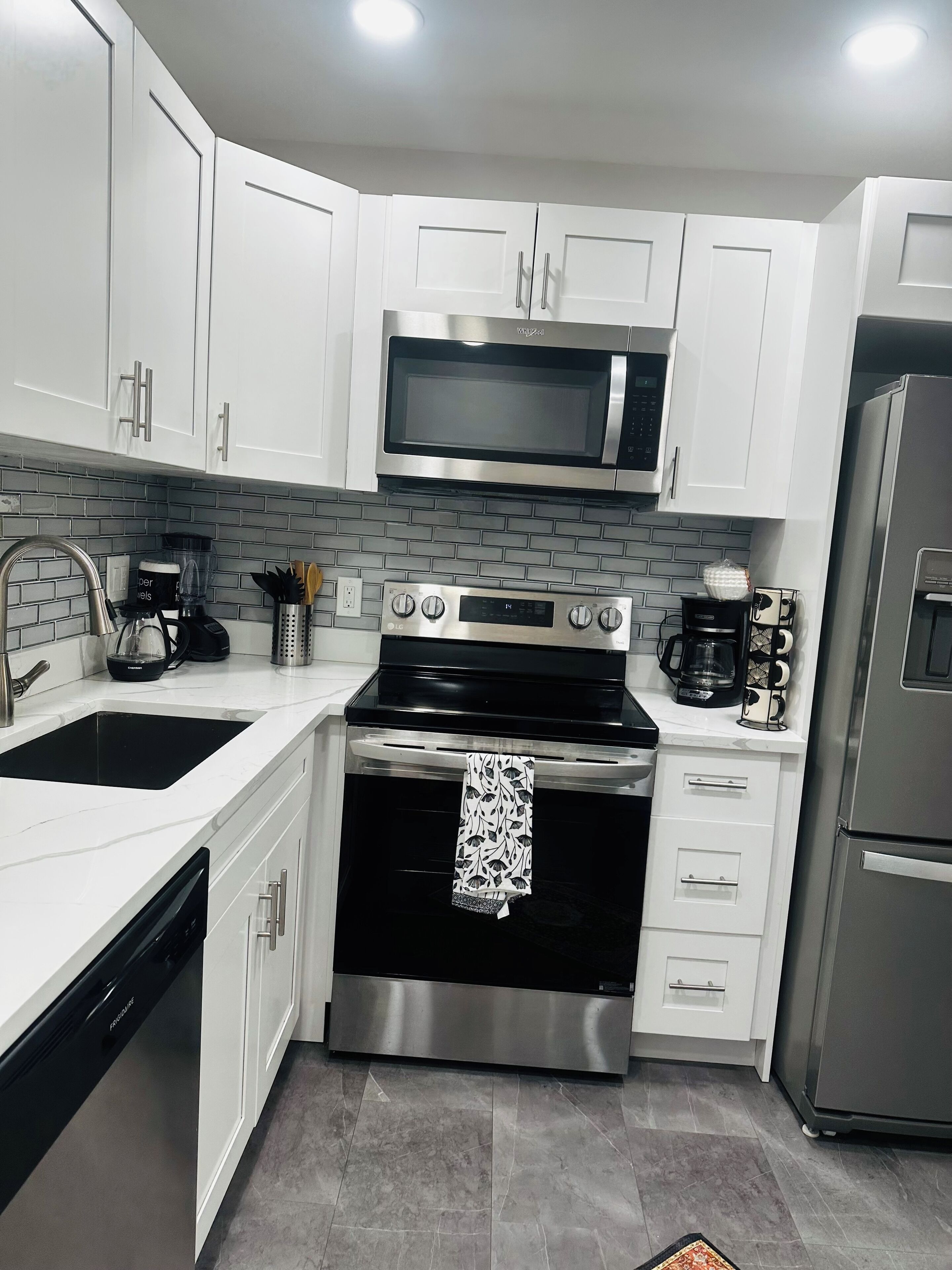 冷蔵庫、電子レンジ、オーブン、コンロ