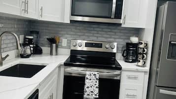 Coffee/tea maker, fridge, microwave, oven