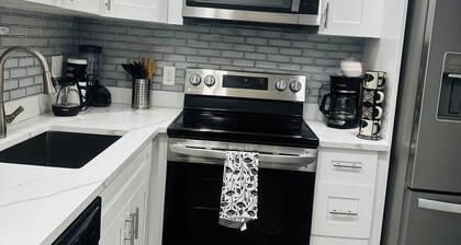 Fabulous 2-bedroom apartment central AC, free parking, laundry, pets E Delray