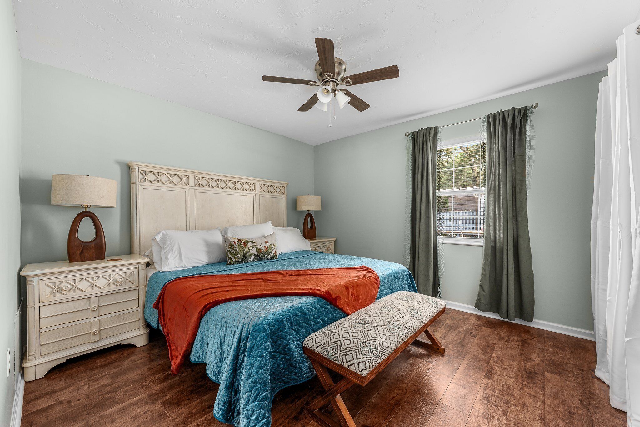 4 habitaciones, tabla de planchar con plancha, wifi y ropa de cama 