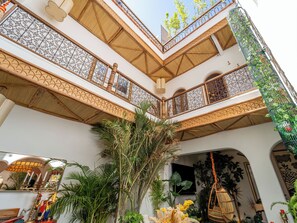 المنشأة من الخارج