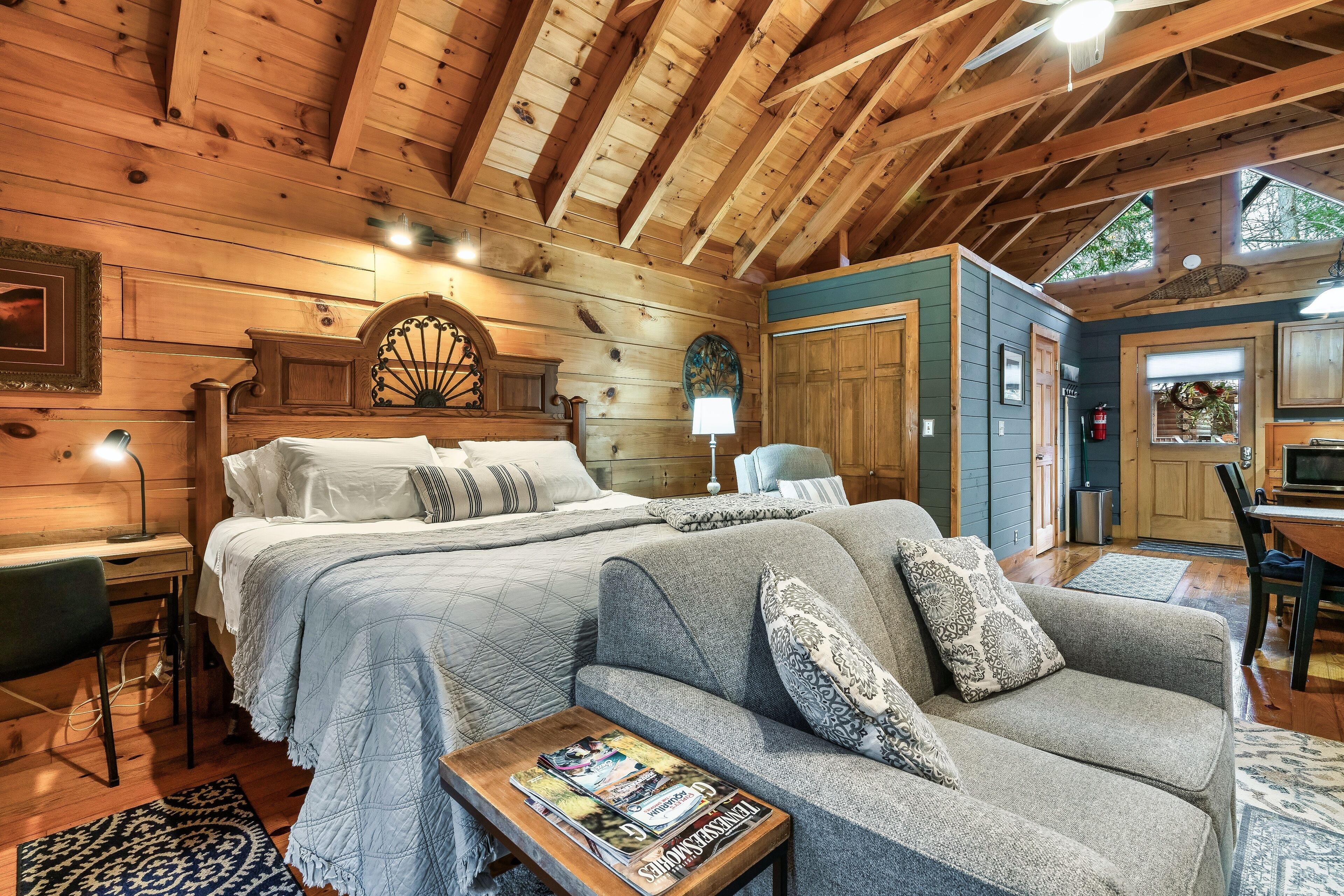 Skrivebord, strykejern/-brett, wi-fi (inkludert) og sengetøy