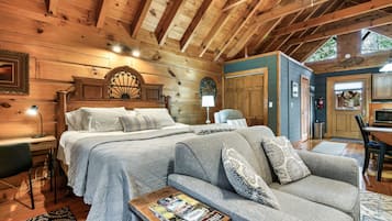 Skrivebord, strykejern/-brett, wi-fi (inkludert) og sengetøy