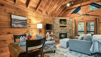 Smart-TV, Kamin, DVD-Player, Bücher