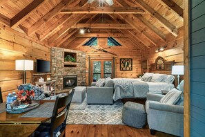 Smart-TV, Kamin, DVD-Player, Bücher