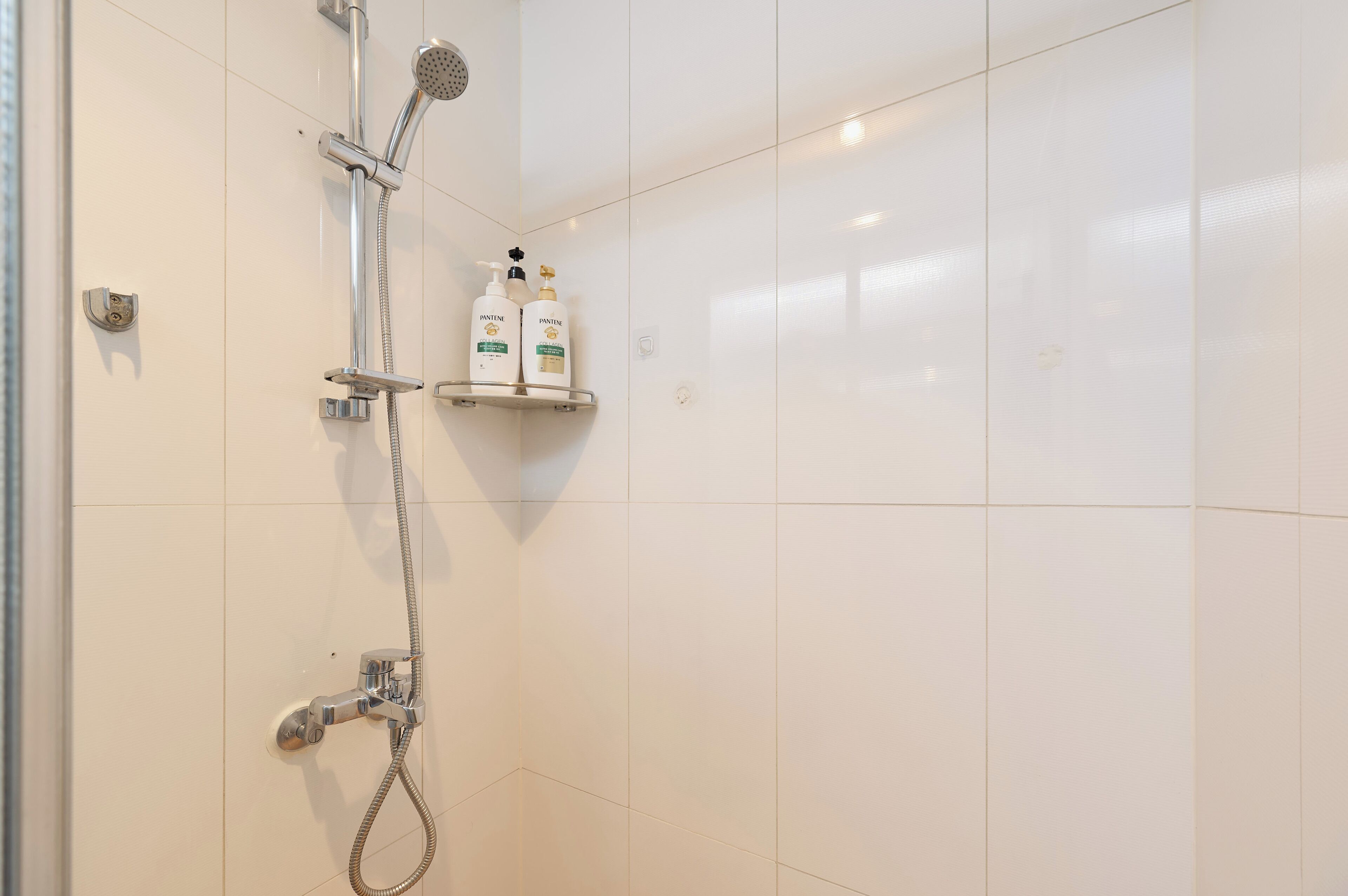 Amenidades de baño gratuitas, secadora de cabello, toallas, jabón 