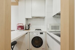 Réfrigérateur, micro-ondes, plaque de cuisson, bouilloire électrique