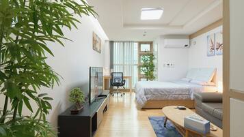 Caja de seguridad en la habitación y escritorio