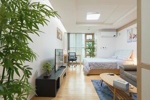 セーフティボックス (室内)、デスク、アイロン / アイロン台、WiFi (無料)