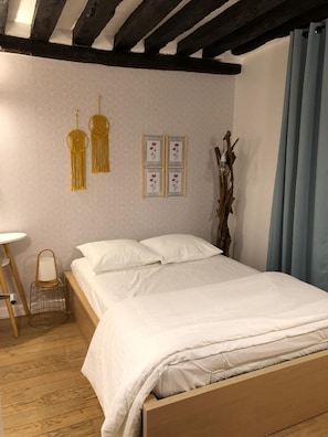 Iron/ironing board, internet, bed sheets