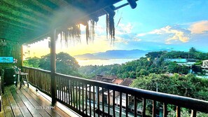 Property grounds - Charming rustic house with ocean view, gourmet deck with barbecue and wood-burning stove! (Ilhabela)