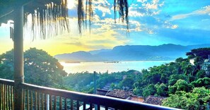 Property grounds - Charming rustic house with ocean view, gourmet deck with barbecue and wood-burning stove! (Ilhabela)