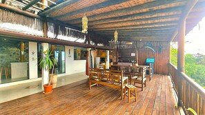 Outdoor dining - Charming rustic house with ocean view, gourmet deck with barbecue and wood-burning stove! (Ilhabela)