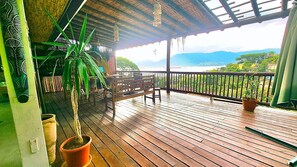 Outdoor dining - Charming rustic house with ocean view, gourmet deck with barbecue and wood-burning stove! (Ilhabela)