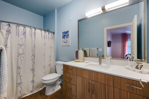 Douche, sèche-cheveux, serviettes fournies, savon