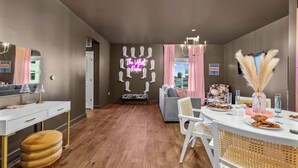 Ein modernes Interieur mit Waschtisch, einer Couch und einem Essbereich mit einer Chandelieber.