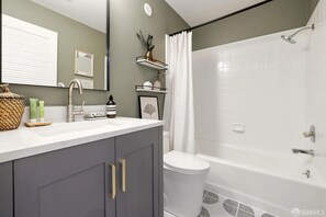 Towels, soap, toilet paper - 2-bedroom apartment in fantastic San Francisco with cool Gold Gate Bridge breeze (Oakland)