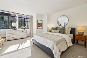 WiFi, bed sheets - 2-bedroom apartment in fantastic San Francisco with cool Gold Gate Bridge breeze (Oakland)