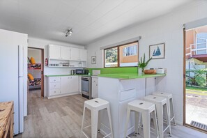 Kühlschrank, Mikrowelle, Toaster, Kochgeschirr/Geschirr/Besteck