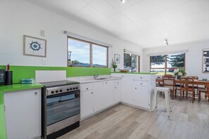 Kylskåp, mikrovågsugn, brödrost och grytor/köksredskap