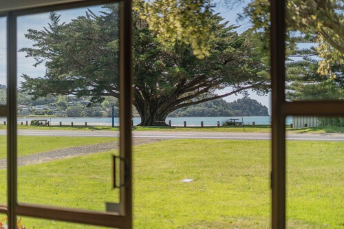 Ocean Whispers - Whitianga Holiday Home