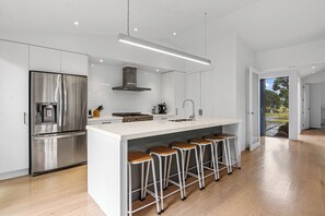 Refrigerador, microondas, lavavajillas y tostadora 