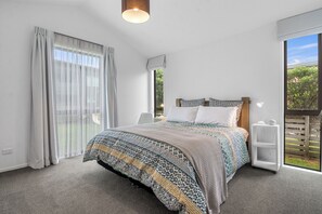 Tabla de planchar con plancha, wifi y ropa de cama 