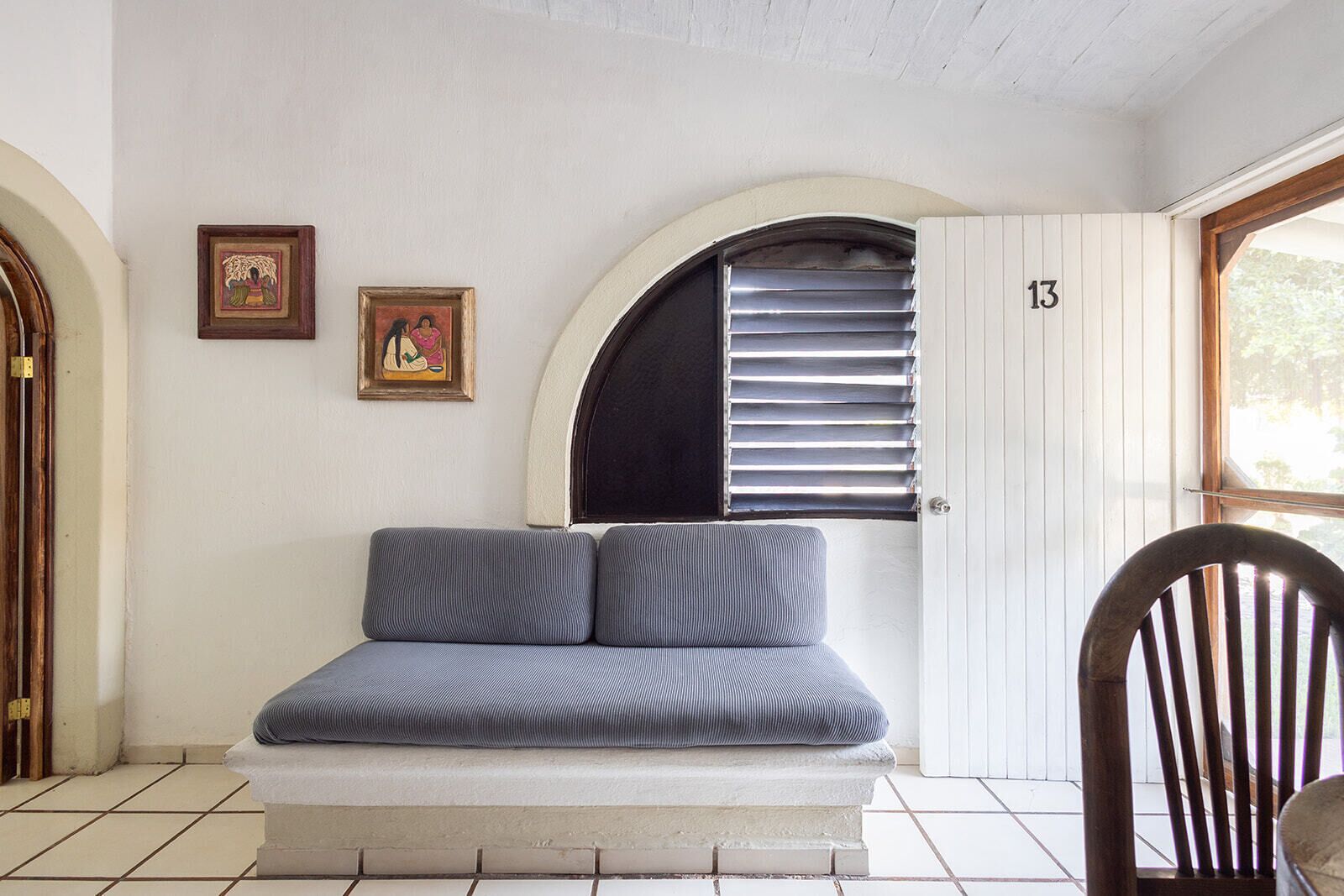 Quarto standard, 1 cama King | Área de estar | TV de tela plana 32 polegadas com canais a cabo