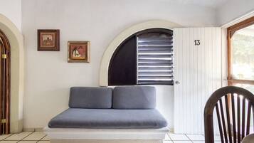 Quarto standard, 1 cama King | Área de estar | TV de tela plana 32 polegadas com canais a cabo