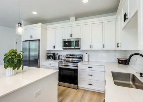 Luxe 3-bedroom townhome in Battle Ground with AC
