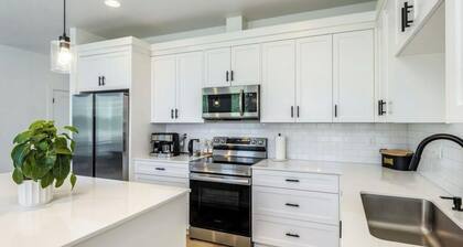 Luxe 3-bedroom townhome in Battle Ground with AC