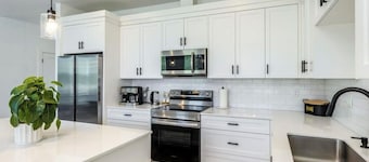 Luxe 3-bedroom townhome in Battle Ground with AC