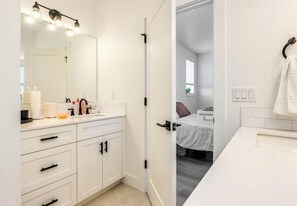 Douche, sèche-cheveux, serviettes fournies, savon