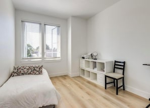 Tabla de planchar con plancha, wifi y ropa de cama