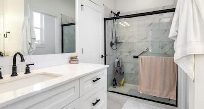 Luxe 3-bedroom townhome in Battle Ground with AC
