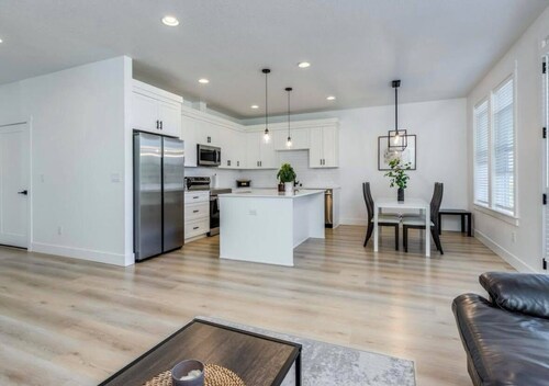 Luxe 3-bedroom townhome in Battle Ground with AC