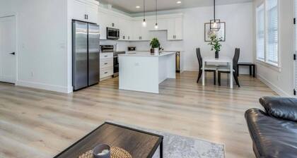Luxe 3-bedroom townhome in Battle Ground with AC