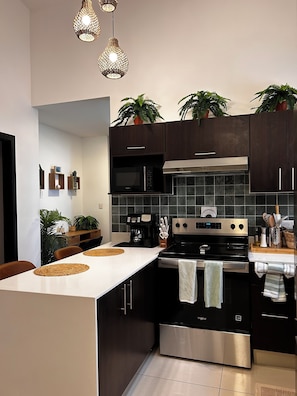 Fridge, microwave, oven, stovetop - Secure Central Valley Escape Near SJO + 27 Ideal for Families Modern Convenience (Guácima)