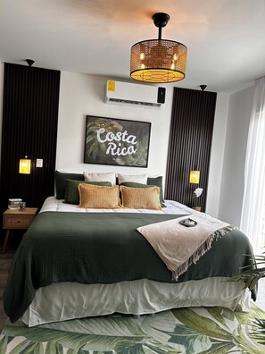 Een bureau, een strijkplank/strijkijzer, gratis wifi, beddengoed