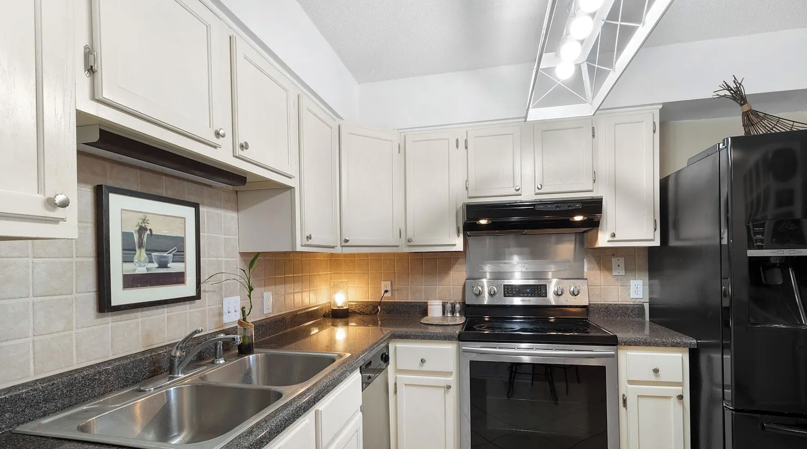 Four à micro-ondes, un four, surface de cuisson, lave-vaisselle